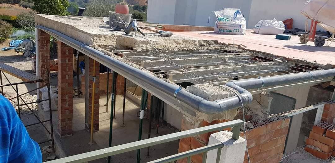 Trabajo de albañilería con armado y preparación de cubierta en Tarragona