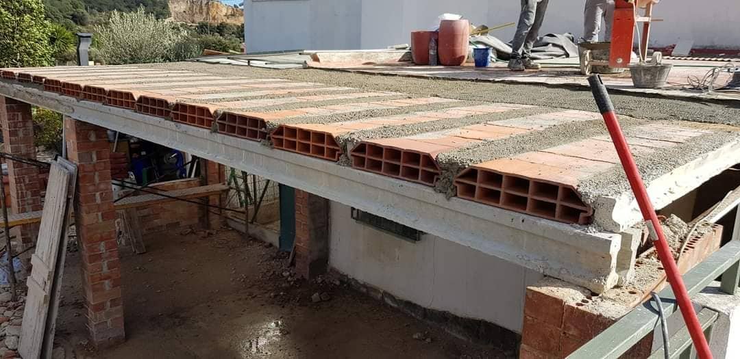 Formación de cubierta con bovedillas y mortero en un trabajo de albañilería