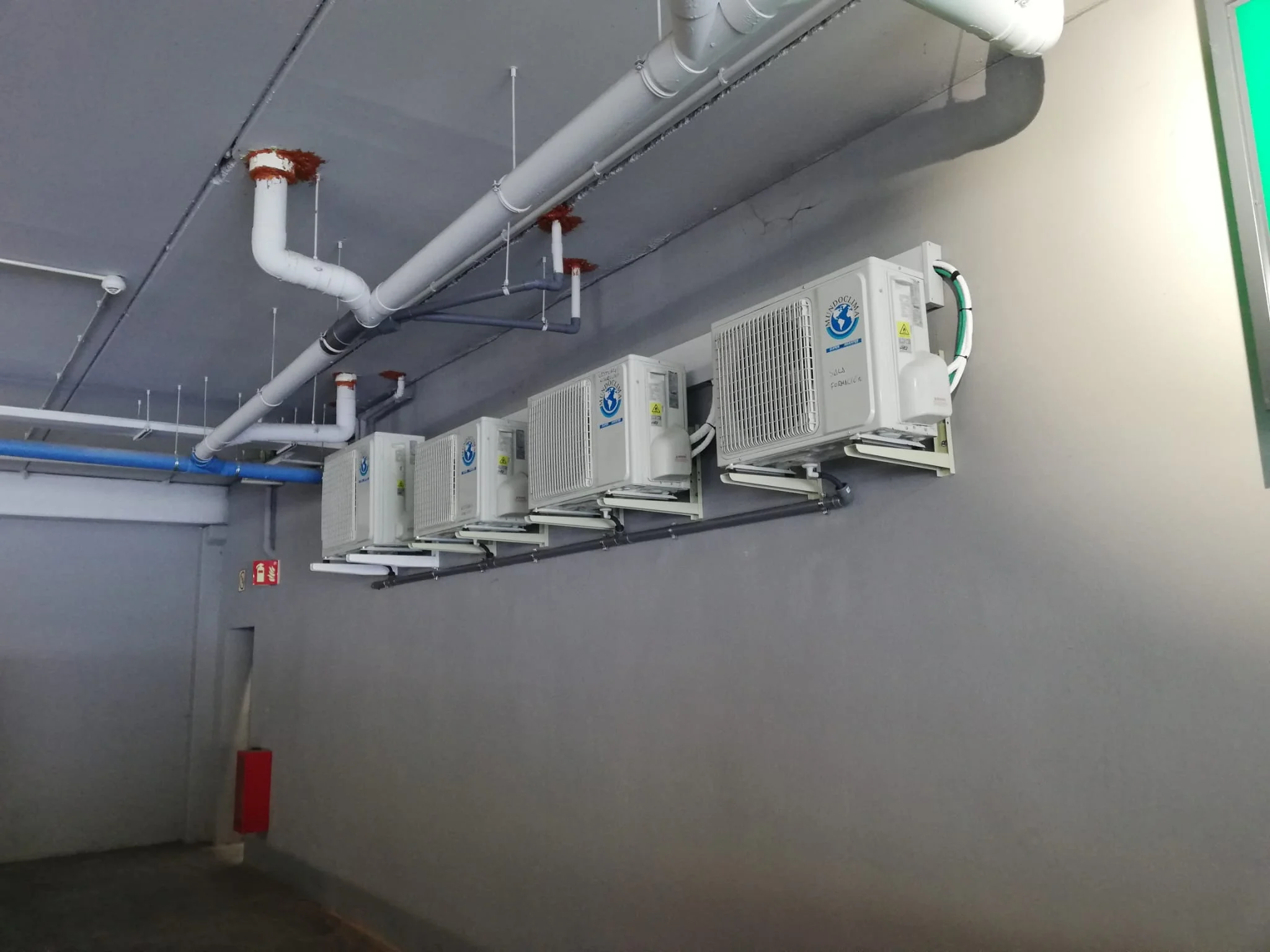Instalación de unidades exteriores de climatización en aparcamiento