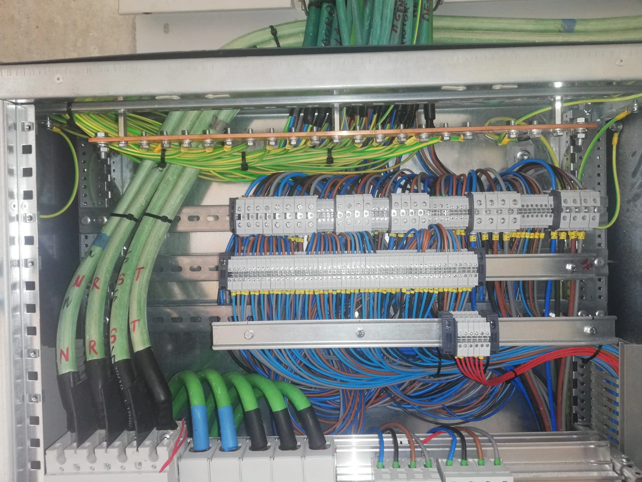Cableado y conexiones de un cuadro eléctrico