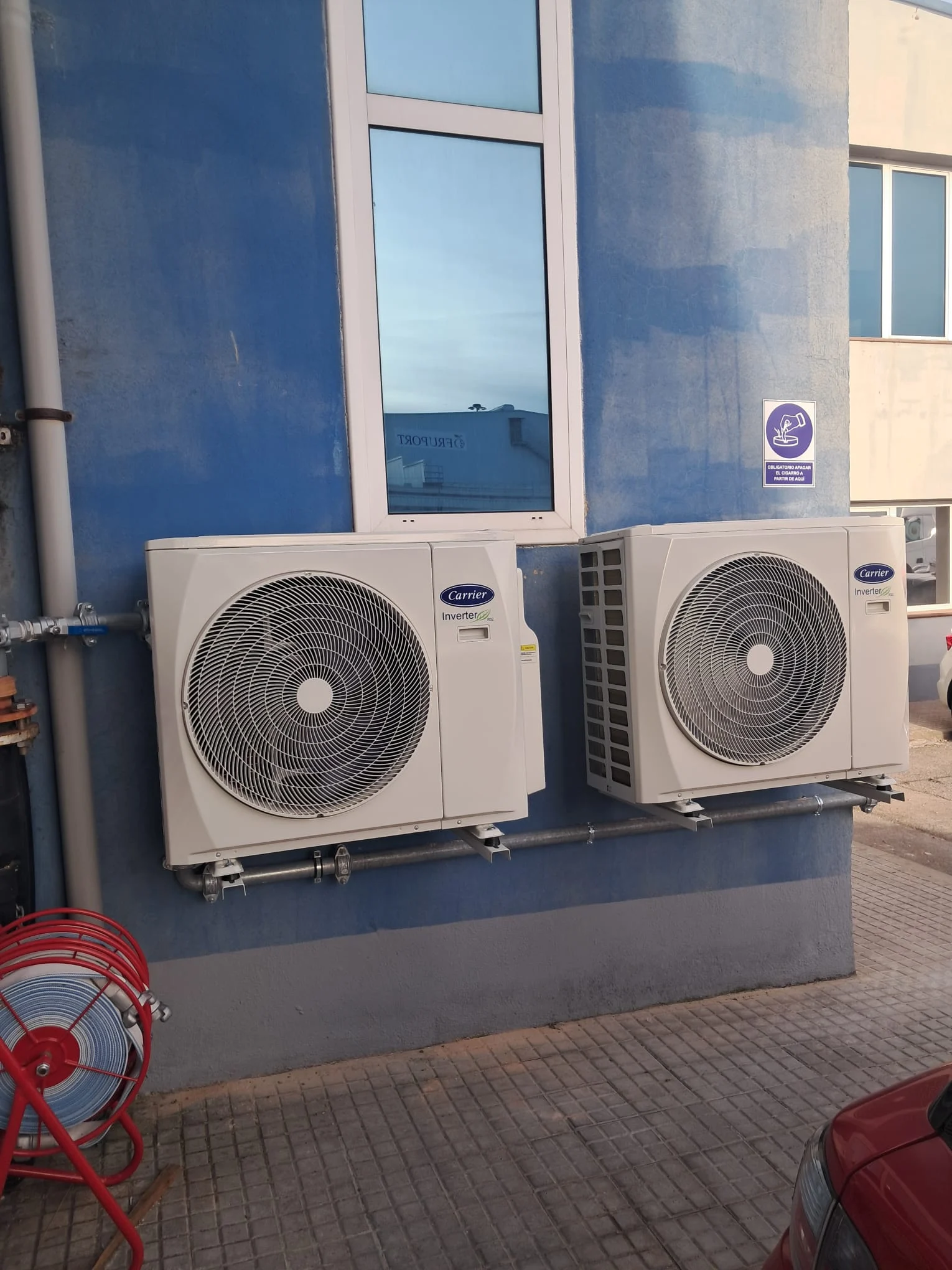 Instalación de dos unidades exteriores de aire acondicionado