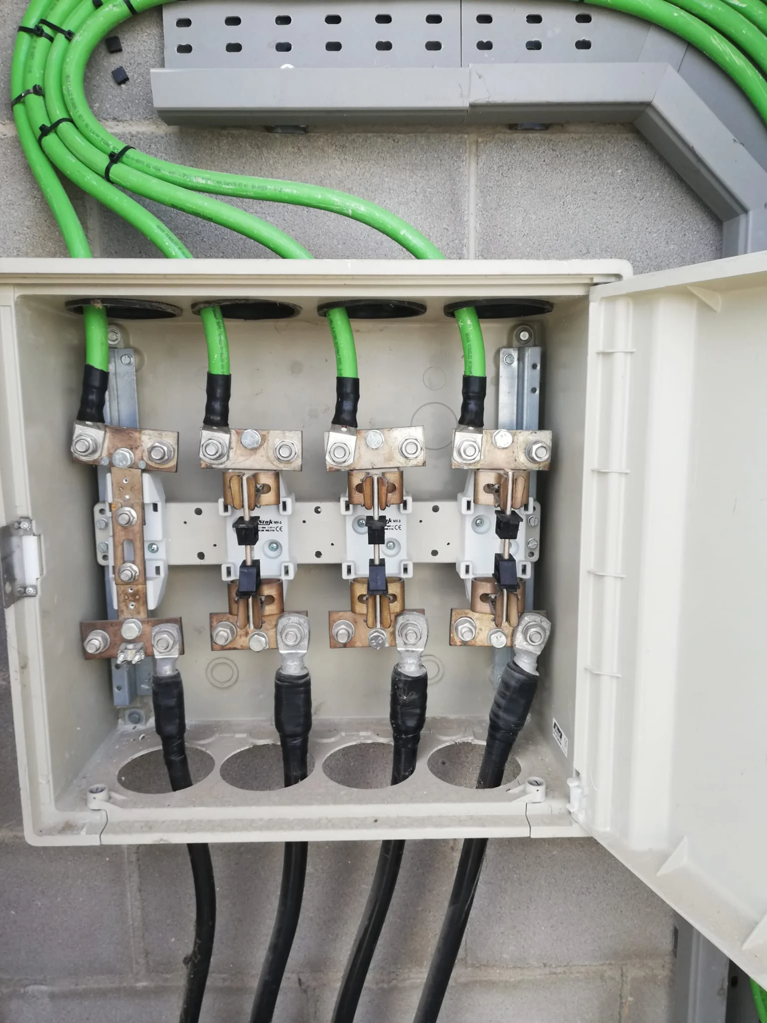 Detalle de conexiones eléctricas de potencia